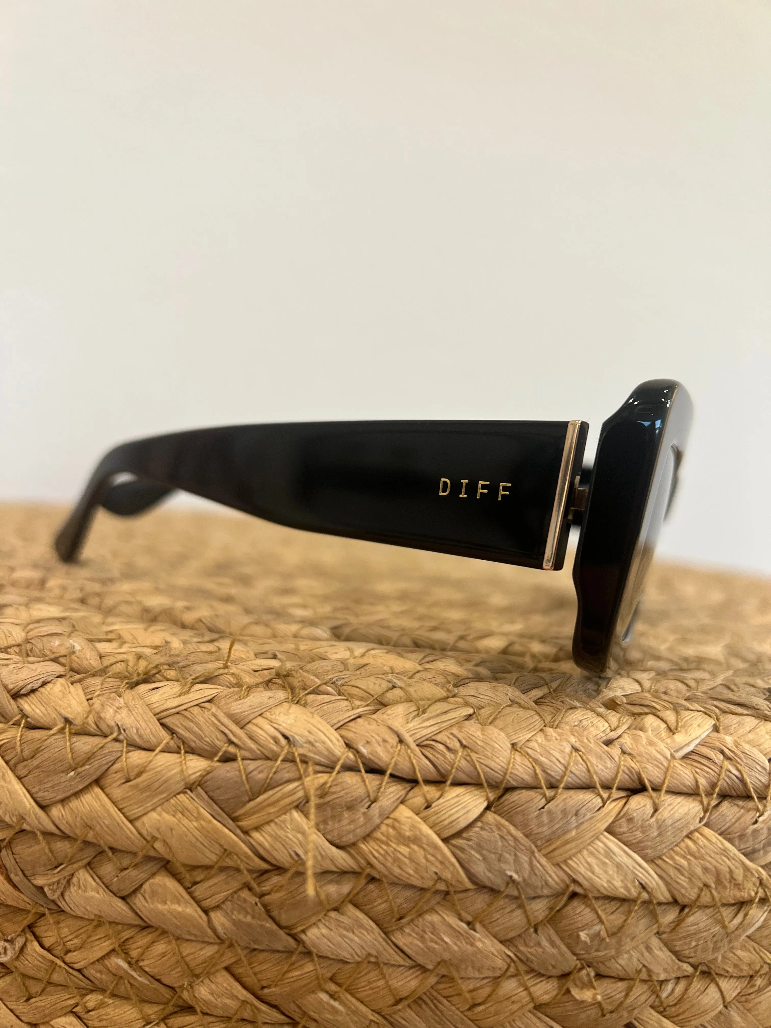 Diff Indy Sunglasses in Black   Grey Polarized