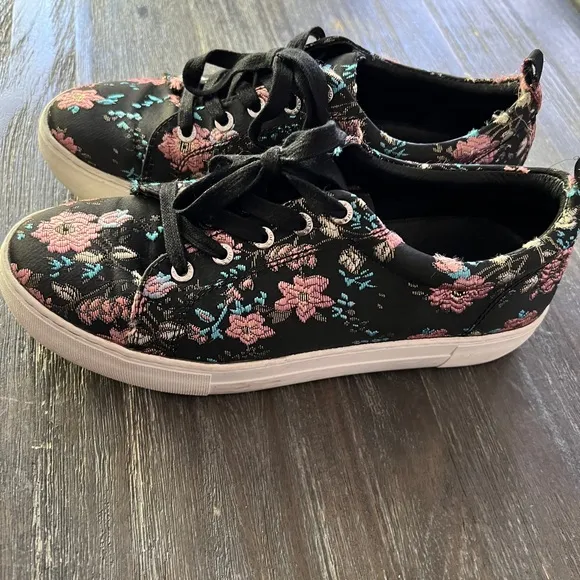 JSlides embroidered black sneakers so 9