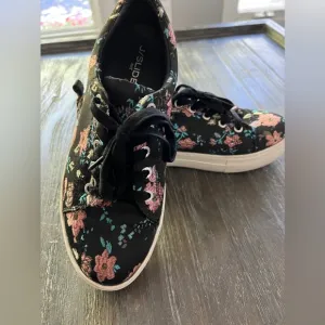 JSlides embroidered black sneakers so 9