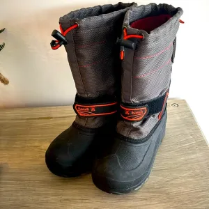 Size 3 Kamik winter snow boot. Black and orange trim. Toggle pull. Excellent con