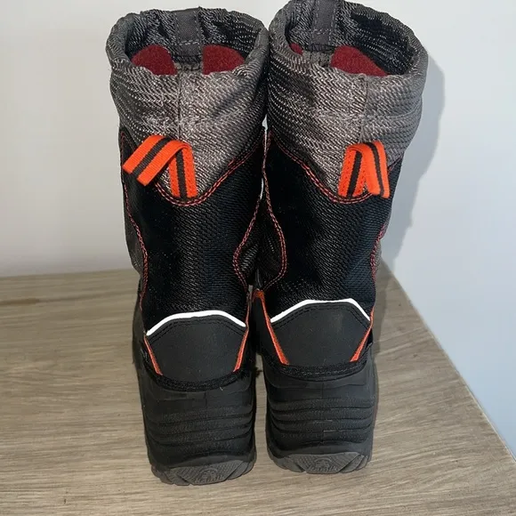 Size 3 Kamik winter snow boot. Black and orange trim. Toggle pull. Excellent con