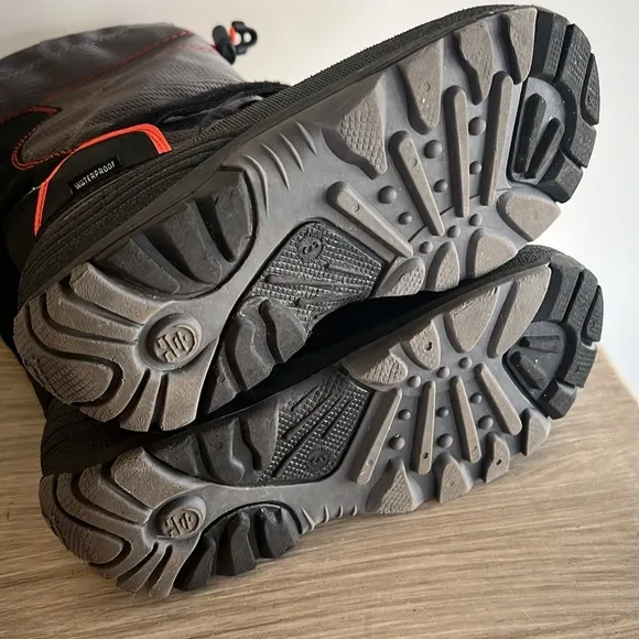 Size 3 Kamik winter snow boot. Black and orange trim. Toggle pull. Excellent con