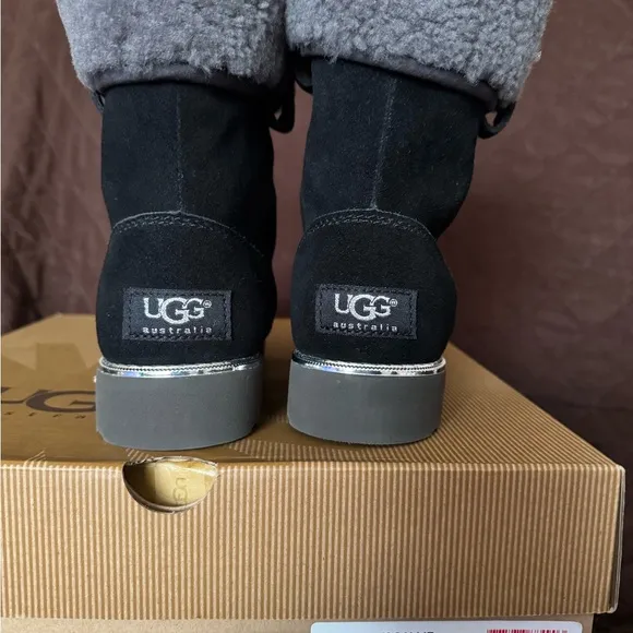 Ugg boots Callie black boots new in box in Big Girls size 5