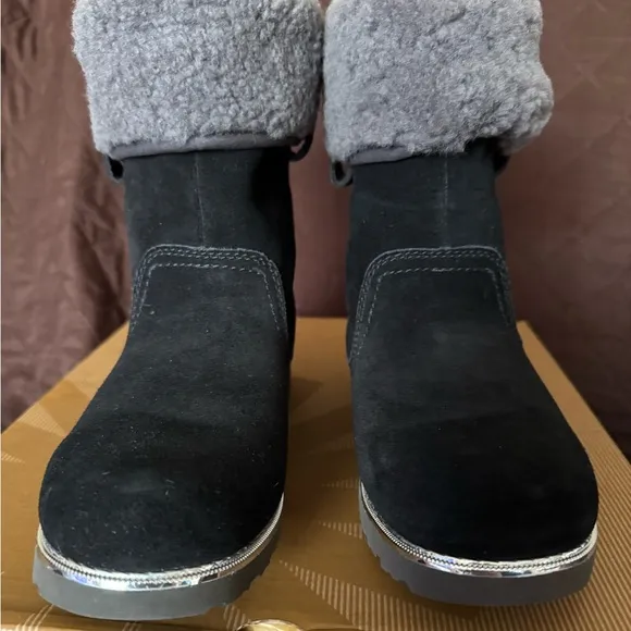 Ugg boots Callie black boots new in box in Big Girls size 5