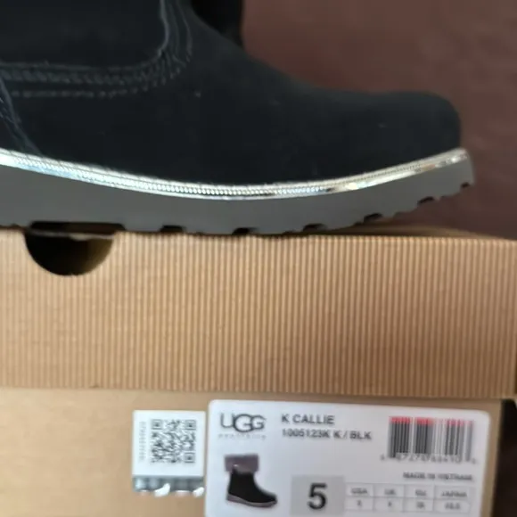 Ugg boots Callie black boots new in box in Big Girls size 5