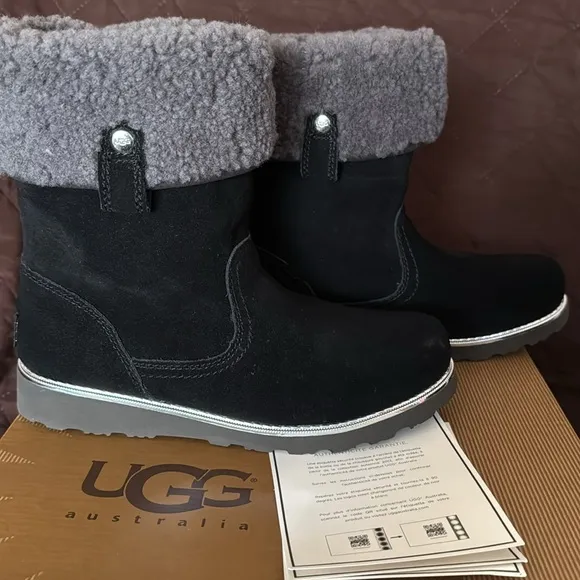 Ugg boots Callie black boots new in box in Big Girls size 5