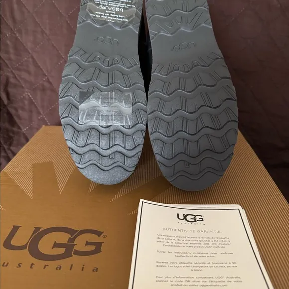 Ugg boots Callie black boots new in box in Big Girls size 5