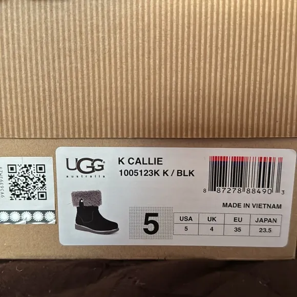 Ugg boots Callie black boots new in box in Big Girls size 5