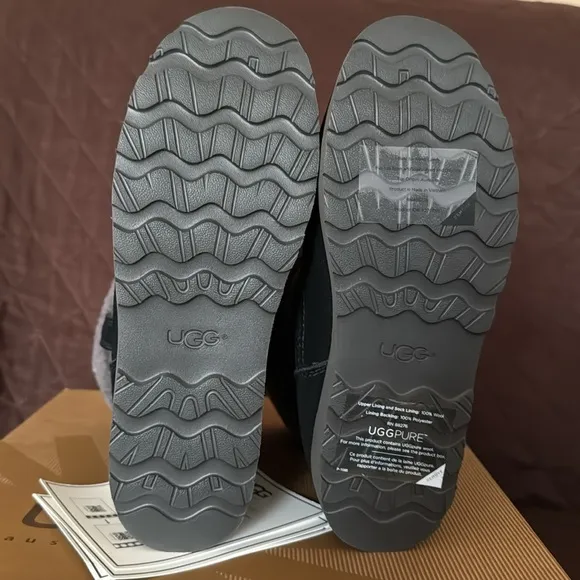 Ugg boots Callie black boots new in box in Big Girls size 5